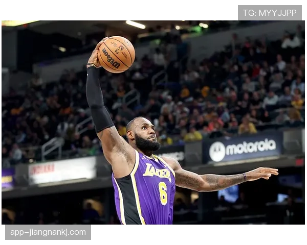 班·西蒙斯突破吸引防守拉开空间 助詹姆斯三分效率提升