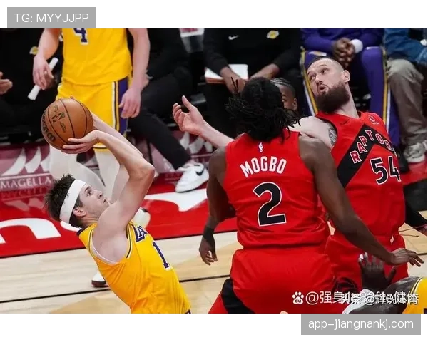 奥斯汀·里夫斯通过三分投射提升球队关键时刻得分效率