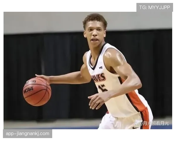 爱德华兹由单打转突篮下，比上季终结效率显著提升